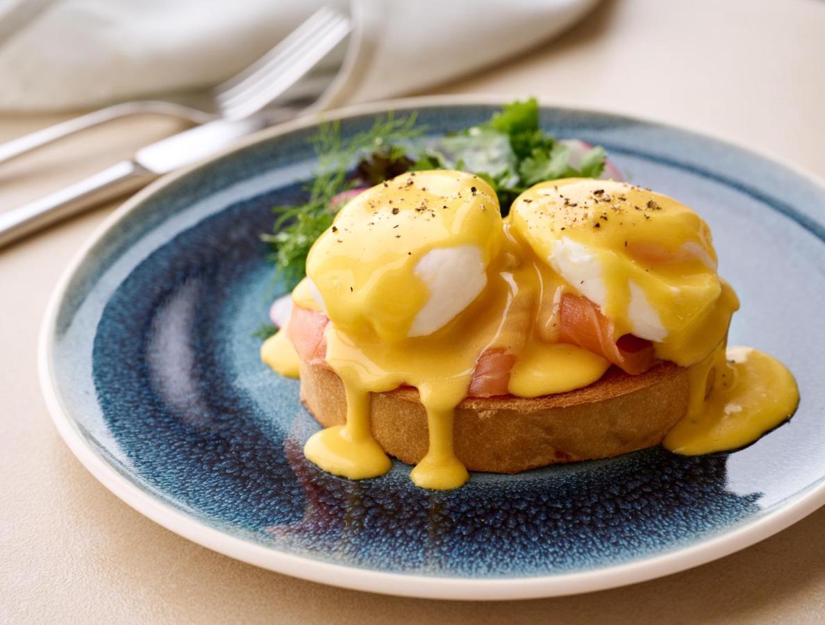 Address Beach Resort Fujairah Al Aqah Exterior foto Eggs Benedict