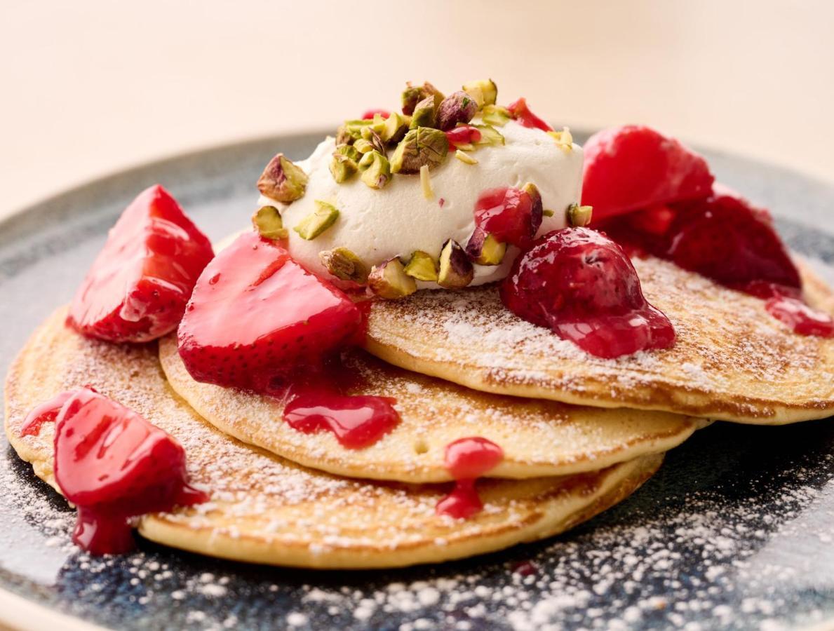 Address Beach Resort Fujairah Al Aqah Exterior foto Pancakes with fruit